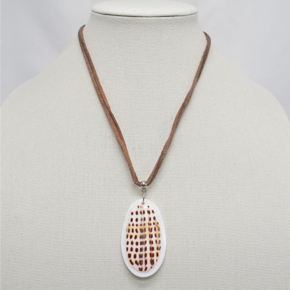 Beachy Oval Seashell Pendant Necklace White Brown Boho Coastal Mermaidcore
